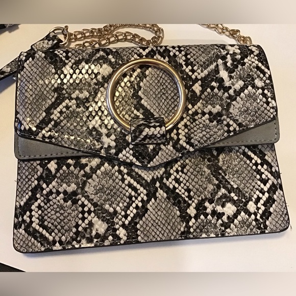 Urban Expressions NWOT Faux Snake Print Crossbody Bag - Picture 2 of 12